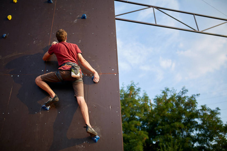 伊森針對他 伊森針對他